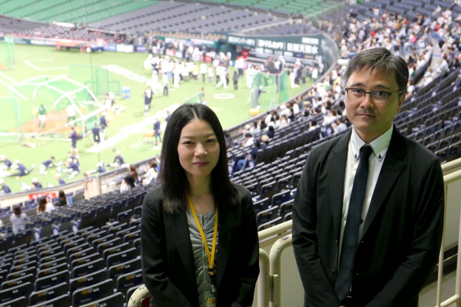 福岡ソフトバンクホークス株式会社の古詩敏さん（左）と株式会社Tickets in Japanの薗田好豊さん【写真提供：(C)PLM】