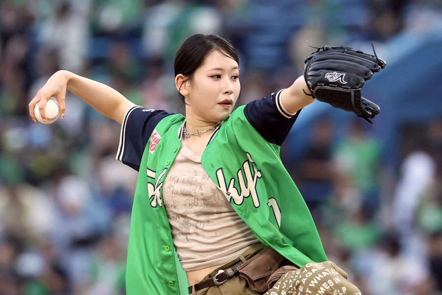 始球式を行ったME:IのMOMONA【写真提供：産経新聞社】