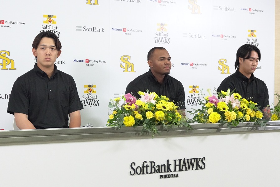 支配下登録されたソフトバンクの小林樹斗、ルイス・ロドリゲス、チャン・ジュンウェイ(左から)【写真:竹村岳】