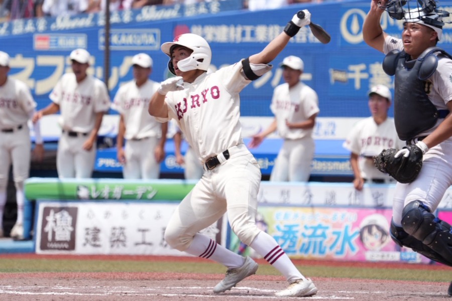 専大松戸の9回に決勝3ランを放った拓大紅陵・片岡拓月【写真：岡部直樹】