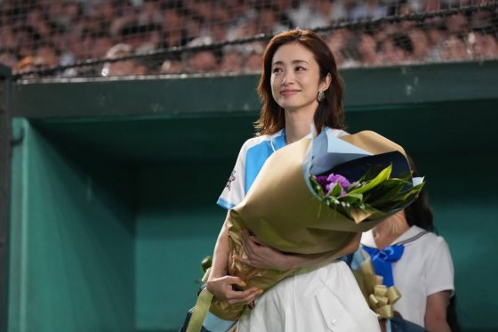 上戸彩が始球式登場　爽やか衣装に東京D歓声…ドリームマッチ2026
