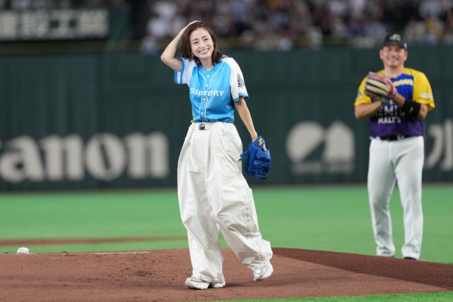 「サントリー ドリームマッチ 2026」の始球式に登場した上戸彩さん【写真：井上学】