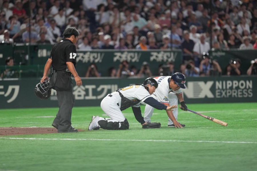 伝説の珍プレー「コンタクト紛失」を再現する達川光男氏【写真：井上学】