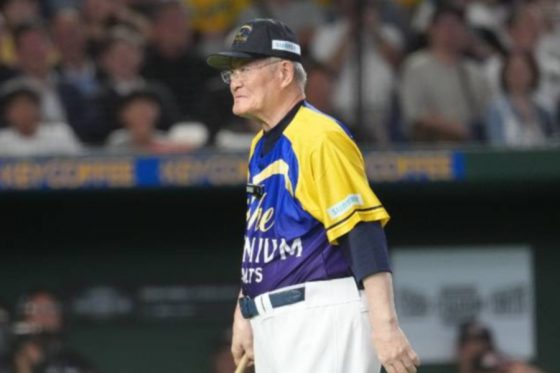 86歳・張本勲氏、代打登場に場内歓声　元気な姿で変わらぬフォーム…vs上原は1球で“申告敬遠”