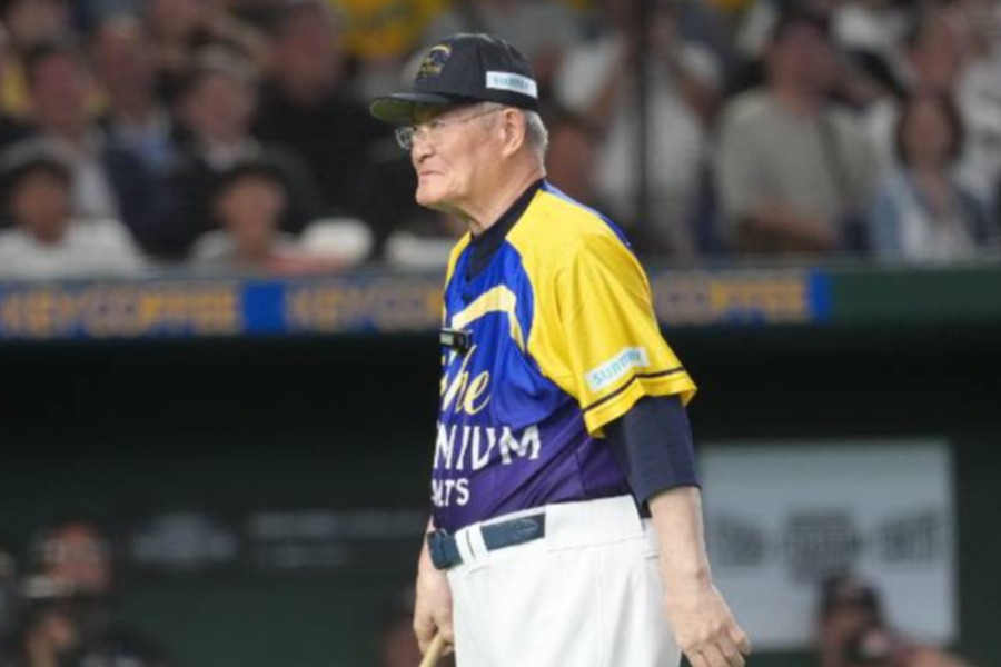 5回に代打で登場した張本勲氏【写真：井上学】