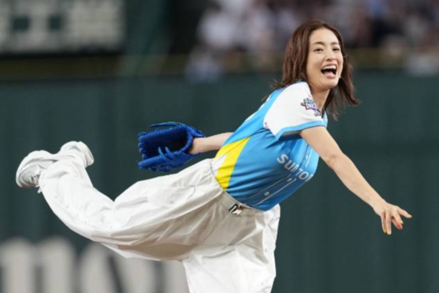 「サントリー ドリームマッチ 2026」の始球式に登場した上戸彩さん【写真：井上学】