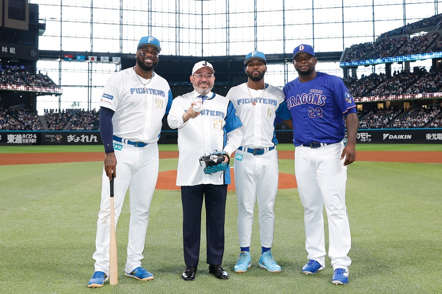 （左から）日本ハムのフランミル・レイエス、ペレス駐日ドミニカ共和国大使、ロドルフォ・カストロ、中日のミゲル・サノー【写真提供：(C)H.N.F.】
