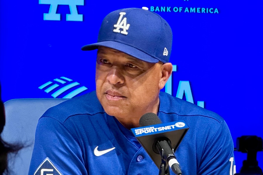 試合前、取材に応じるドジャースのデーブ・ロバーツ監督【写真：小谷真弥】