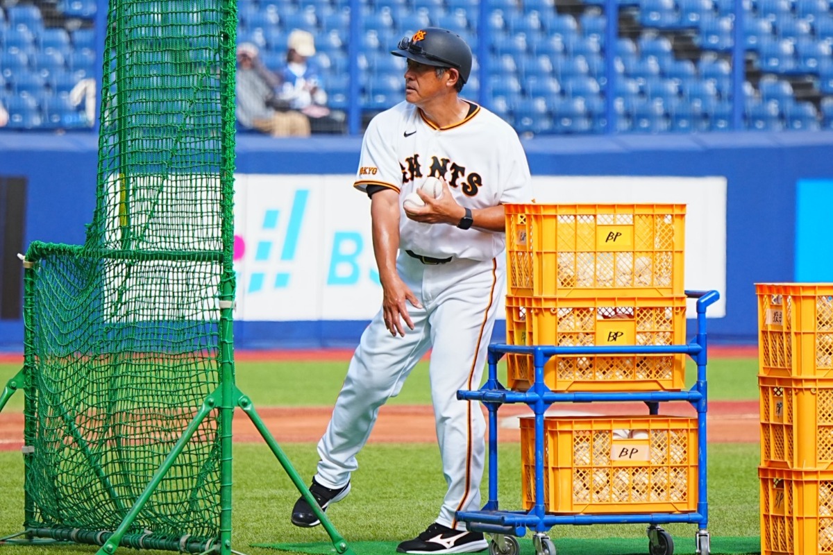 打撃投手を務めた巨人・石井琢朗2軍監督【写真：荒川祐史】
