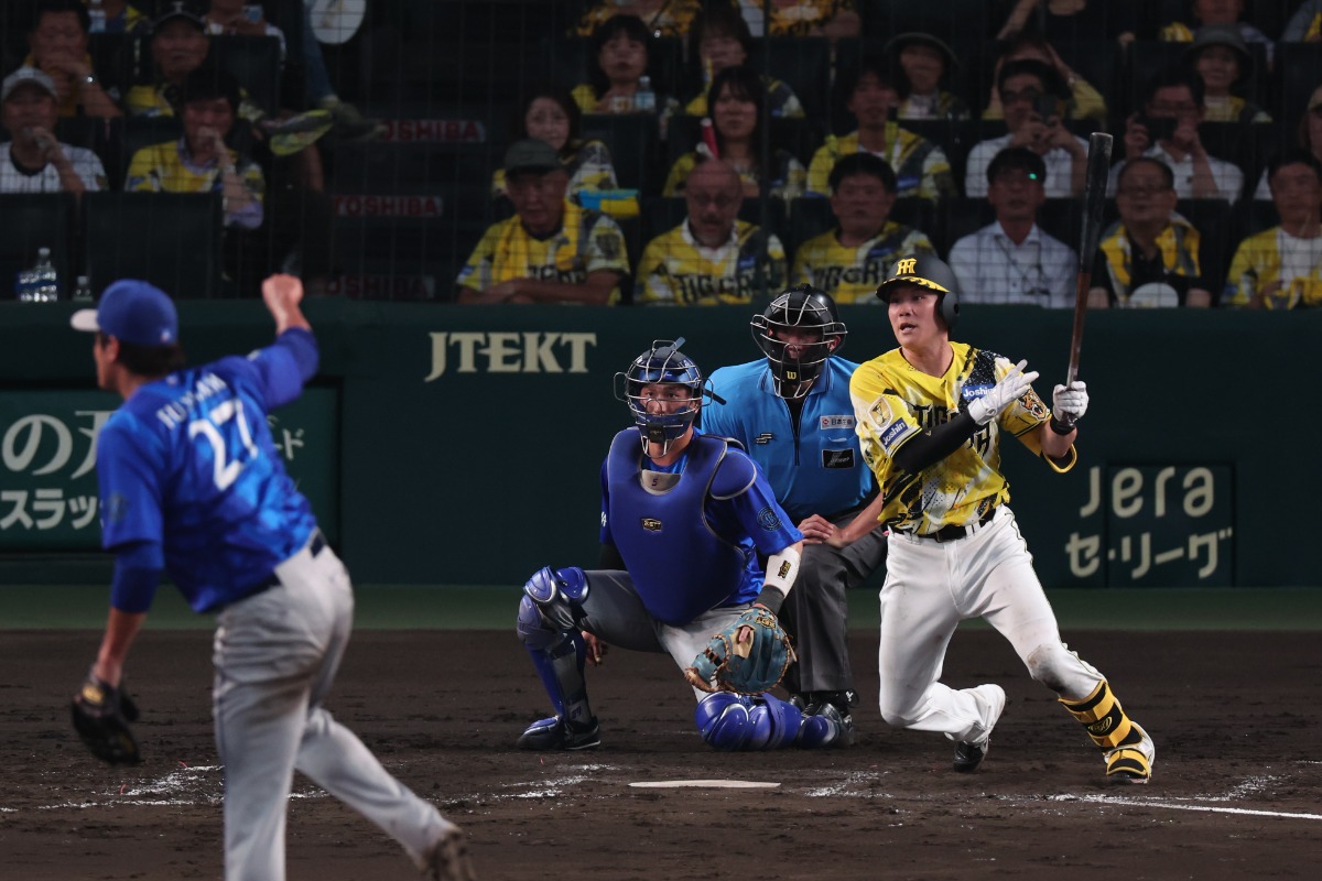 22日のDeNA戦で藤浪晋太郎（左）から適時打を放つ阪神・伏見寅威【写真提供：産経新聞社】