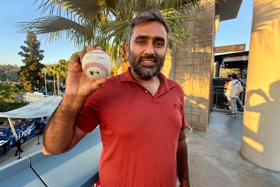 ドジャース・大谷翔平のHRをキャッチしたビラル・クレシさん【写真：小谷真弥】