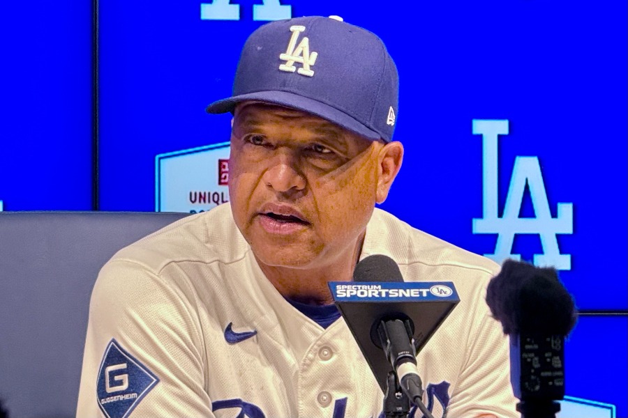 試合後、取材に応じるドジャースのデーブ・ロバーツ監督【写真：小谷真弥】