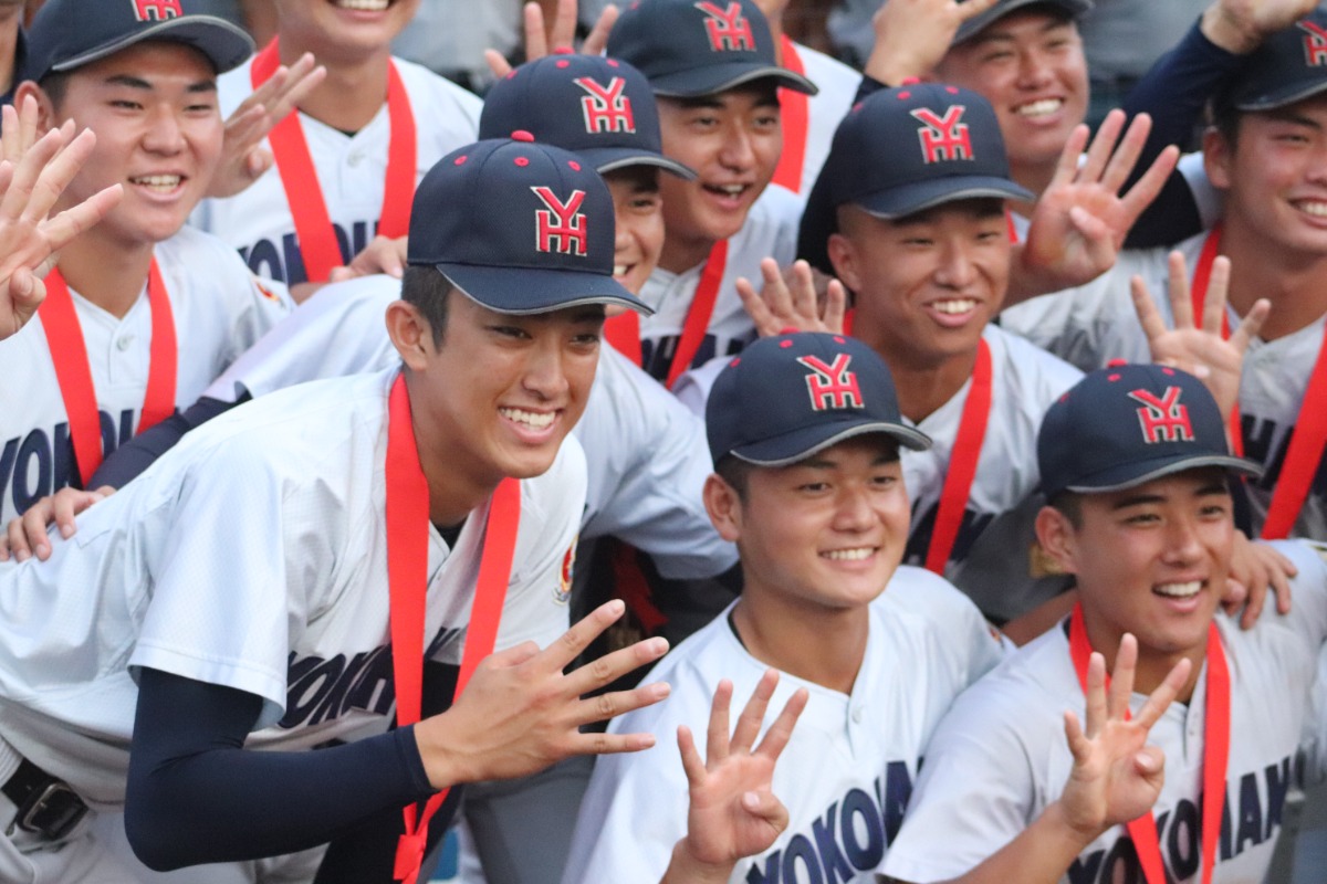 神奈川大会決勝後にメダルを受け取る織田翔希（左）と堀江修生【写真：大利実】