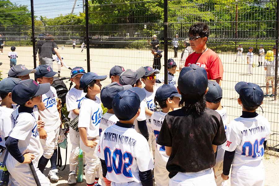 子どもとの接し方には2つのポイントがあると辻監督【写真：磯田健太郎】