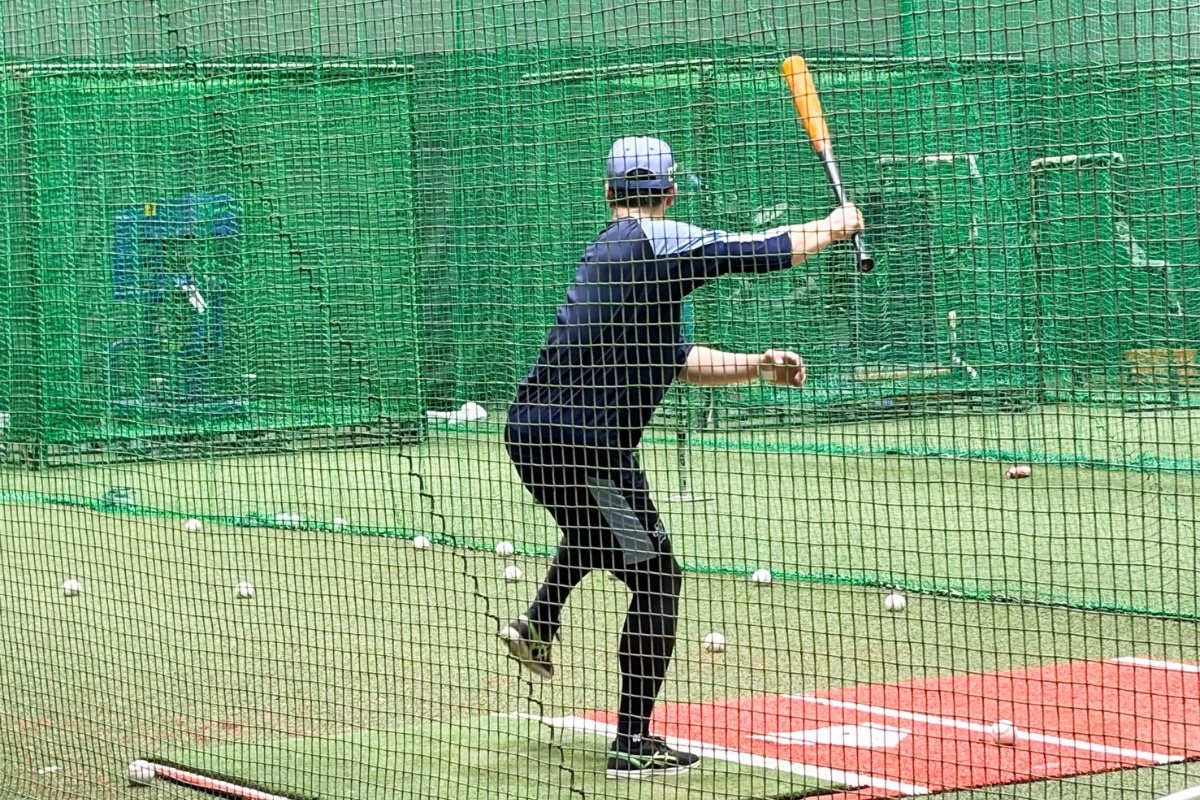 右手一本で練習する長谷川信哉【写真：湯浅大】