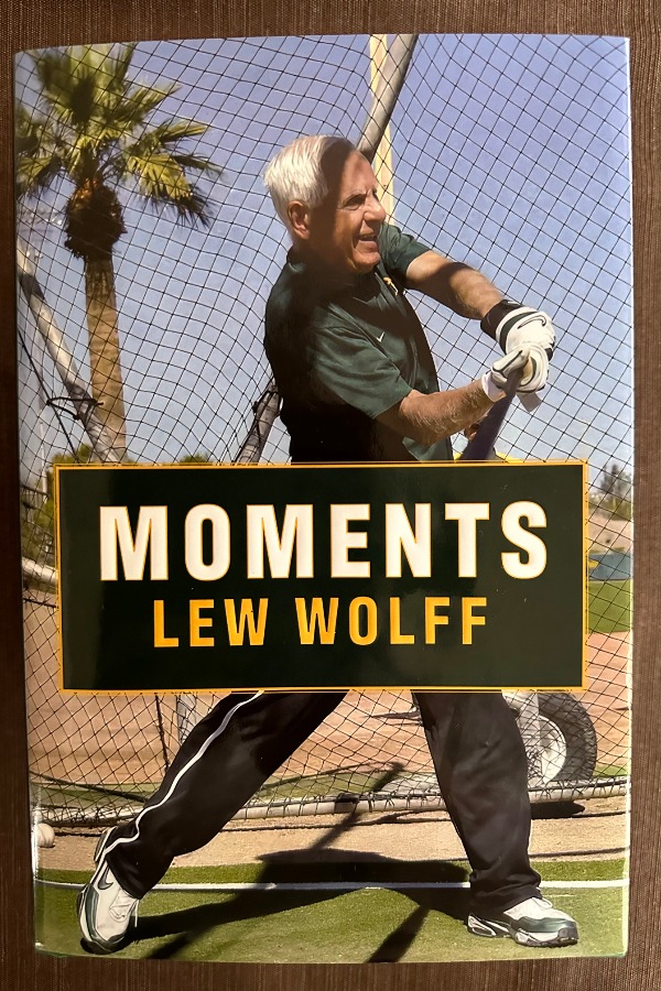 ルー・ウルフの著書『Moments』【写真：木崎英夫】