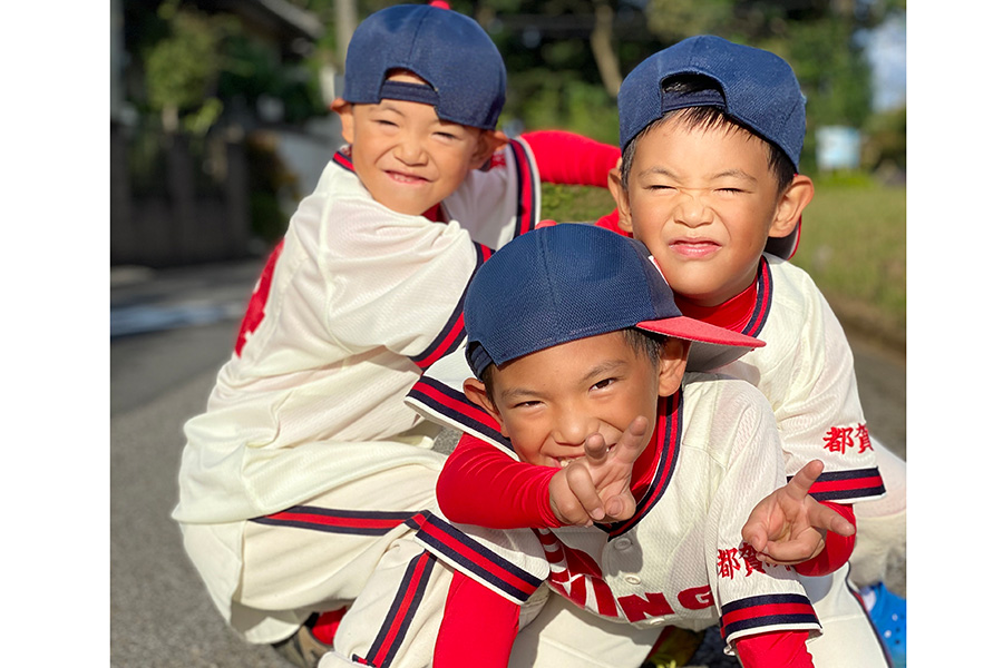 長男・大翔さん（手前）の影響で双子も野球にのめり込んだ【写真：家族提供】