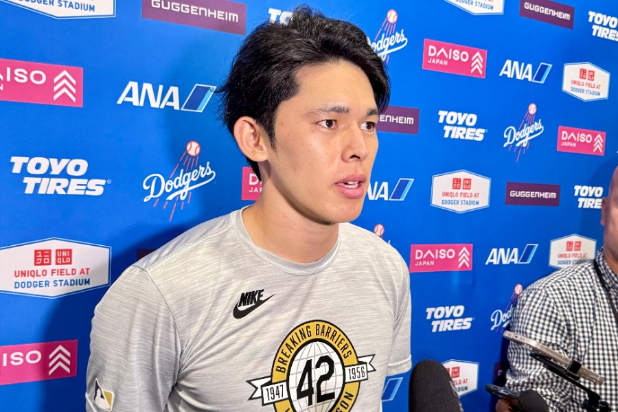 試合後の取材に応じたドジャース・佐々木朗希【写真:小谷真弥】