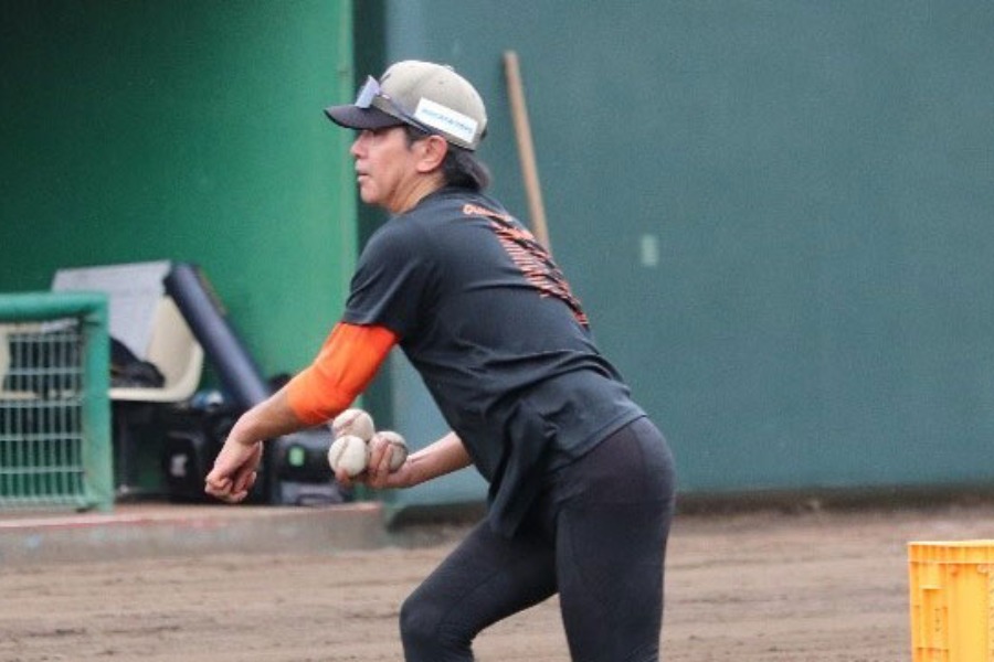 試合前に打撃投手を務めるオイシックス新潟・武田勝監督【写真提供：(C)PLM】