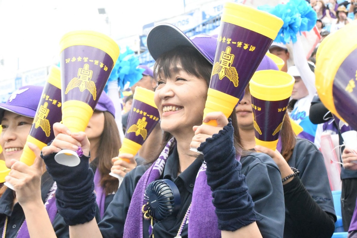 スタンドで歓声を送る関東第一・石井の母・由紀代さん【写真：豊嶋彬】
