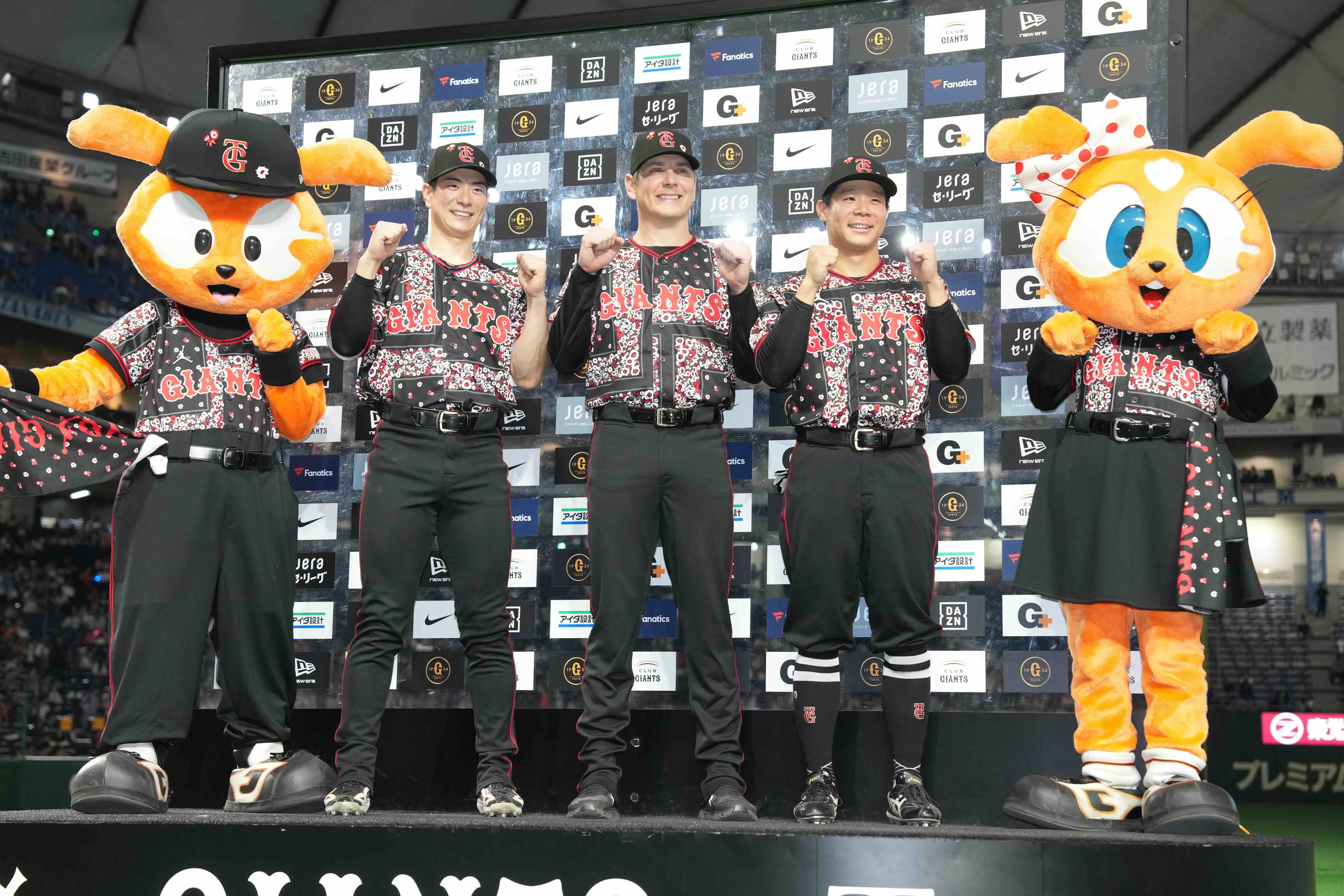 お立ち台に並んだ松本、ハワード、佐々木（左から）【写真：井上学】
