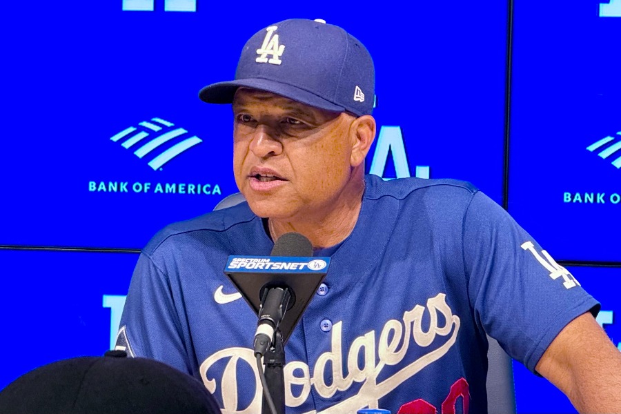試合前、取材に応じたドジャースのデーブ・ロバーツ監督【写真:小谷真弥】