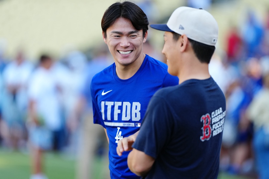 ドジャース・山本由伸(左)とRソックス・吉田正尚【写真:黒澤崇】