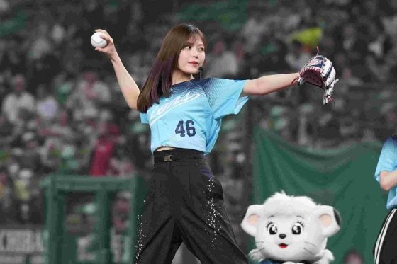 マウンドでぴょんぴょん…人気美女が“完璧投球”に大興奮　ファン悶絶「ずっと見ていたい」