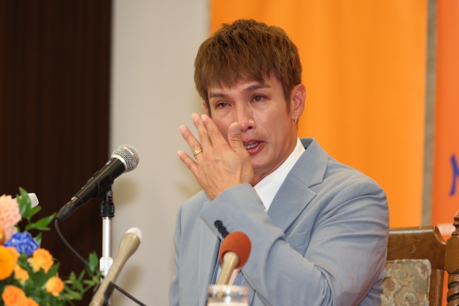 引退会見を行ったオイシックス新潟・陽岱鋼【写真：加治屋友輝】