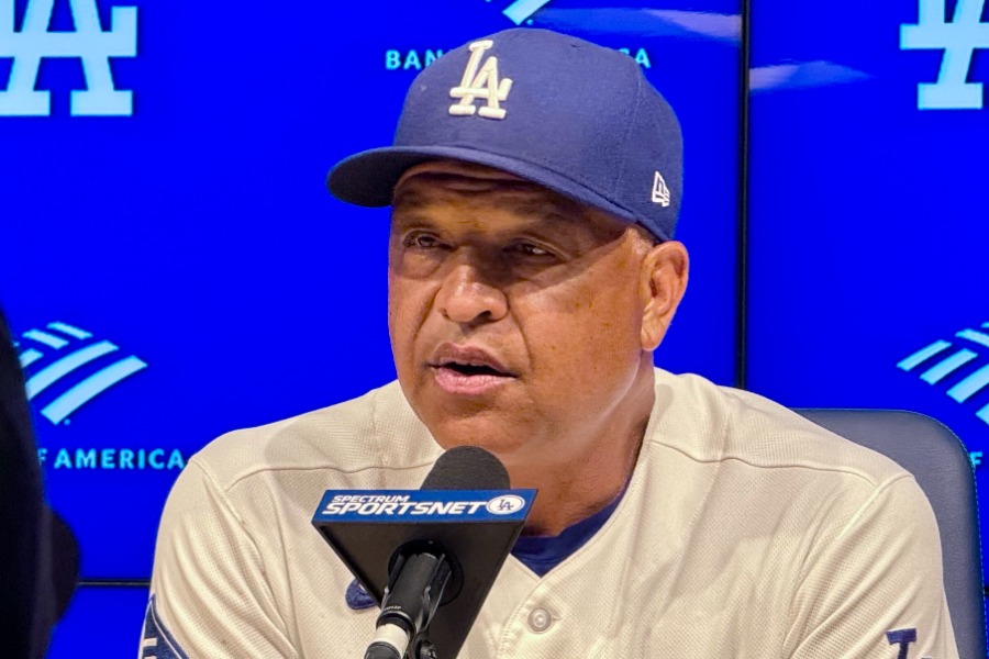試合後、取材に応じたドジャースのデーブ・ロバーツ監督【写真:小谷真弥】
