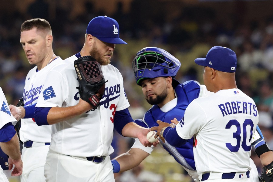レッドソックス戦に登板したドジャースのコール・アービン(左)とデーブ・ロバーツ監督【写真:ロイター】