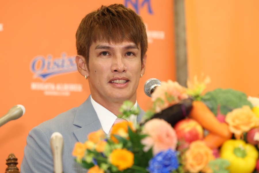 引退会見を行ったオイシックス新潟・陽岱鋼【写真：加治屋友輝】