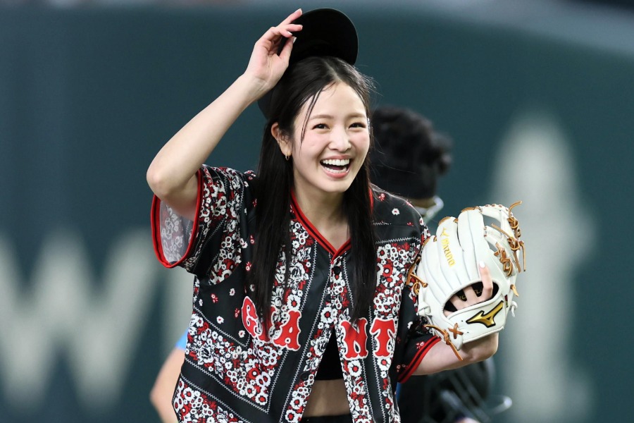 始球式に登場した横田真悠さん【写真:産経新聞社】