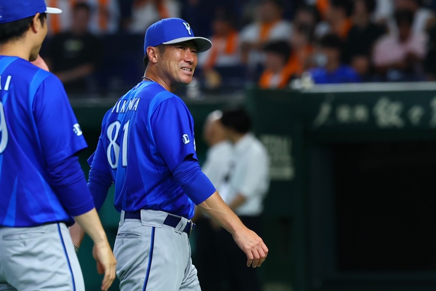巨人戦で指揮を執ったDeNA・相川亮二監督【写真：加治屋友輝】