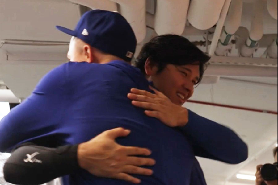 ドジャースタジアムを訪れたタリク・スクーバル（左）と大谷翔平【画像：ドジャース公式Xより】