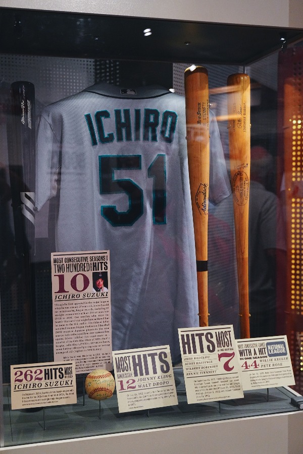 展示されているマリナーズ時代のイチロー氏のバットとユニホーム【写真：荒川祐史】