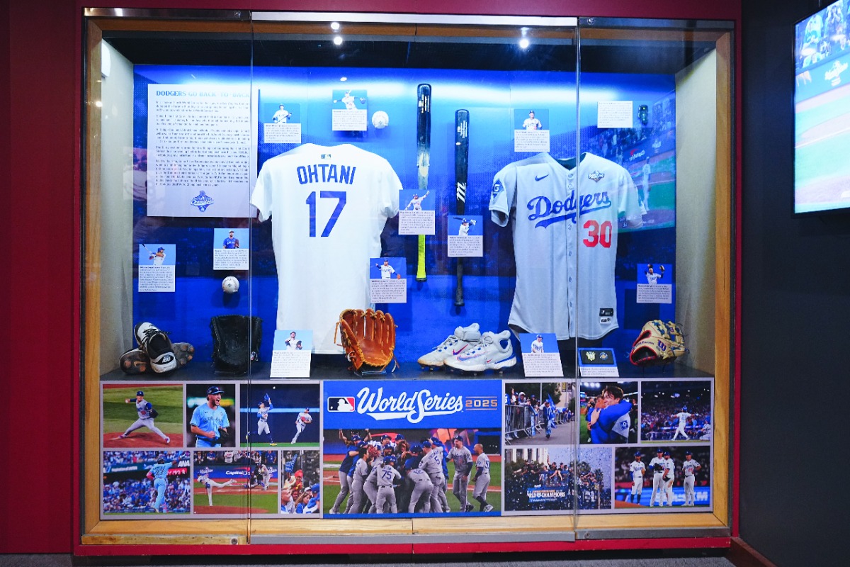 昨年、ワールドシリーズを連覇したドジャースの記念品も飾られている【写真：荒川祐史】