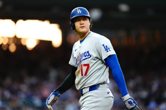 大谷翔平、一塁牽制で痛恨アウト　判定覆り敵地大歓声…2打席連続安打も