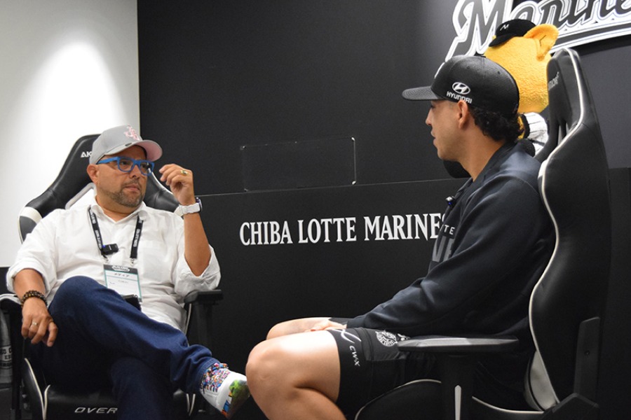 ロッテのネフタリ・ソトにインタビュー中のランディーノ氏【写真提供：(C)PLM】
