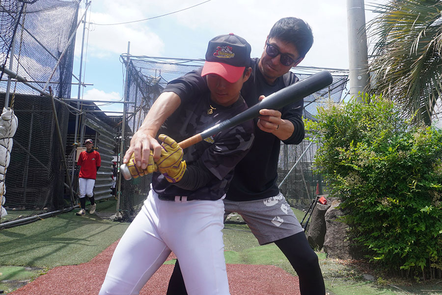 打撃指導をする元楽天・森田丈武さん【写真:尾辻剛】