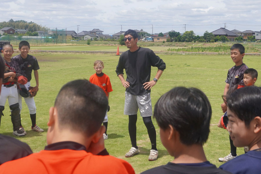 つくばポニーで監督を務める元楽天・森田丈武さん(中央)【写真:尾辻剛】