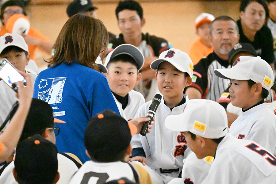 益子本部長のインタビューに答える選手たち【写真：日本スポーツ協会提供】