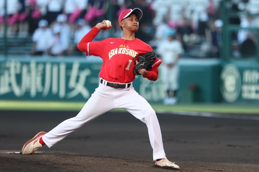 夏の甲子園の始球式に登場したトゥク・ムハンマド・エミール・ラヤさん【写真:加治屋友輝】