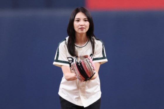 「46歳なの!?」人気女優に騒然　ワンバウンドに“むむっ”も…称賛の嵐「圧倒的美」