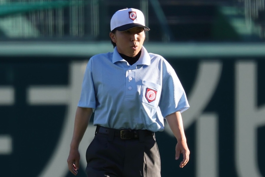 二塁塁審を務めた森田真紀さん【写真：加治屋友輝】