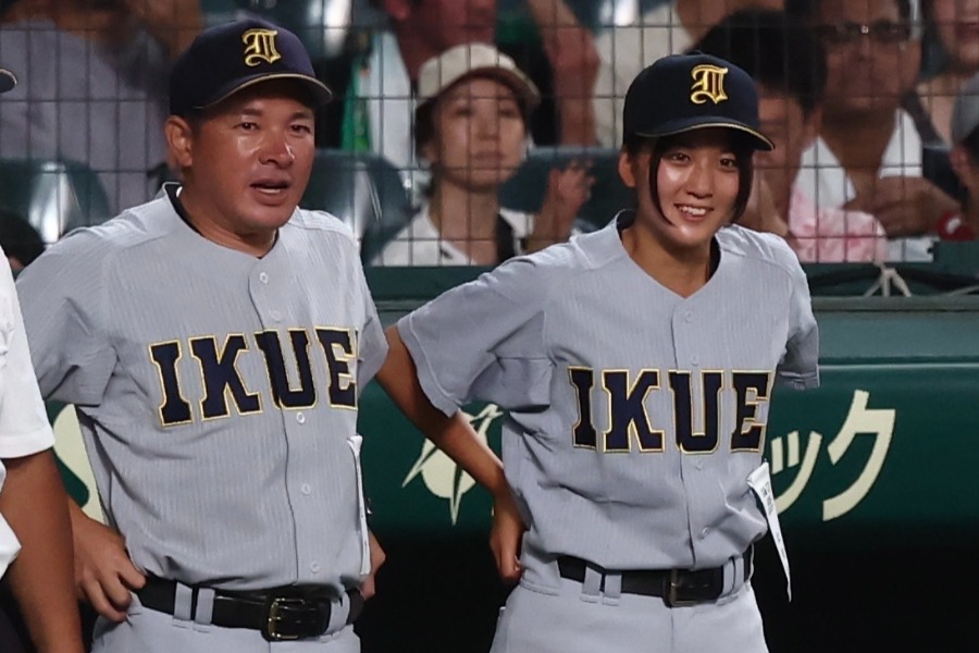 仙台育英・須江航監督（左）と星さん【写真：加治屋友輝】