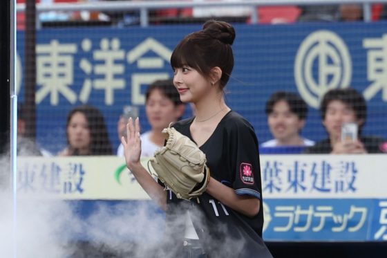 「野球が大好き」インスタ600万人美女が“初”始球式　コロコロも…へそ出し19歳に球場釘付け