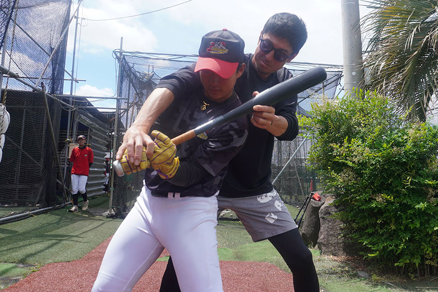 「一番大事なのは心」と選手たちに指導する【写真:尾辻剛】