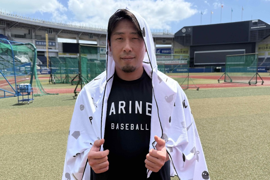 「TEAM26大判UVカットポンチョ」を身につけるロッテ・八木彬【写真:球団提供】