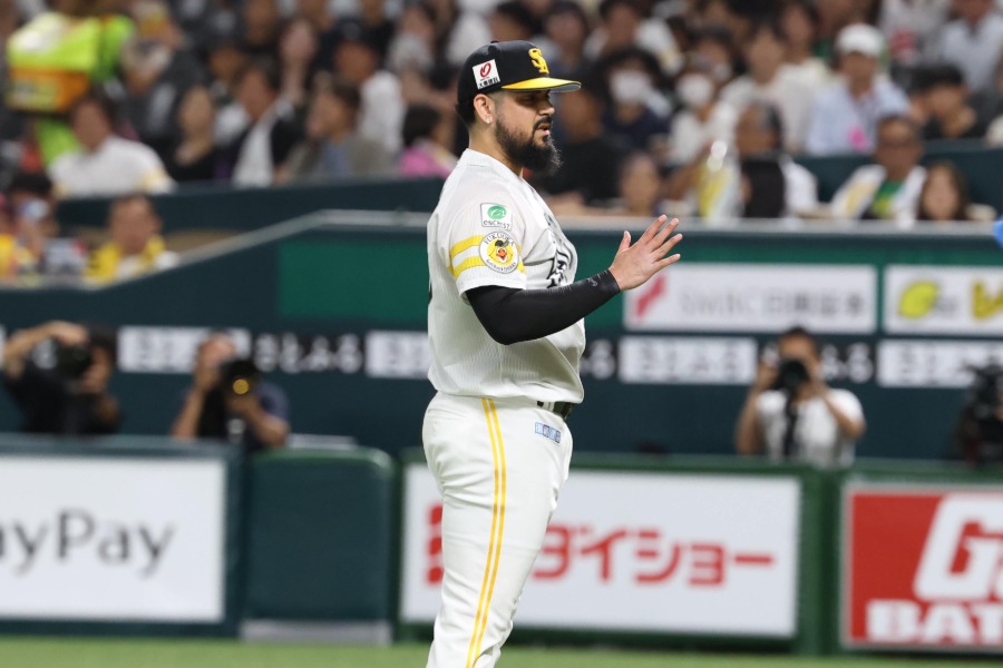 危険球退場となったソフトバンクのロベルト・オスナ【写真:栗木一考】
